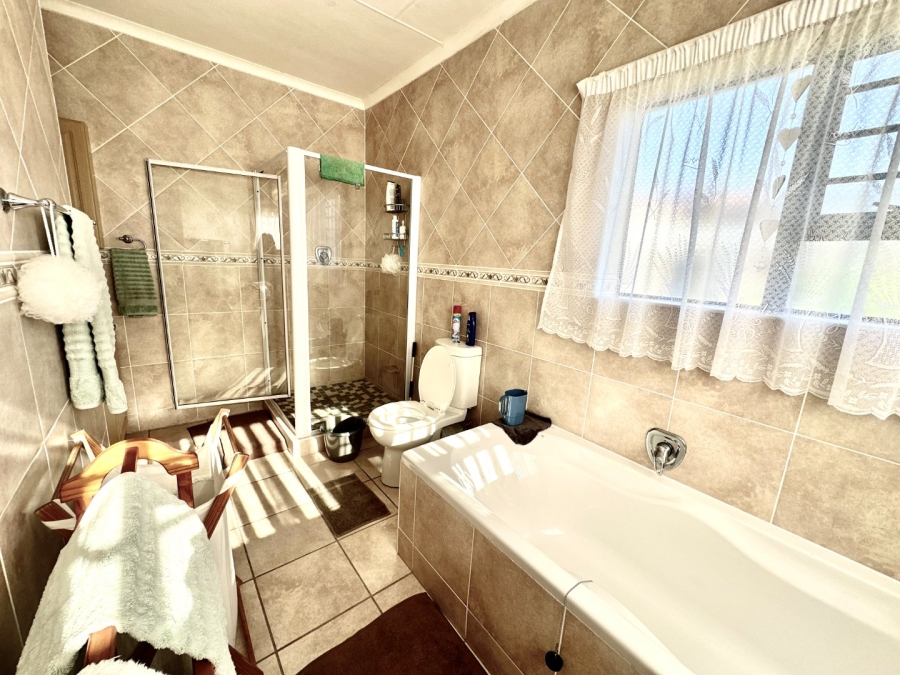 4 Bedroom Property for Sale in Fraaiuitsig Western Cape